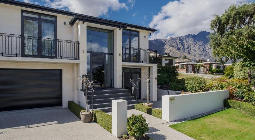 a large white house with a large window, Lake Avenue Studio in Queenstown