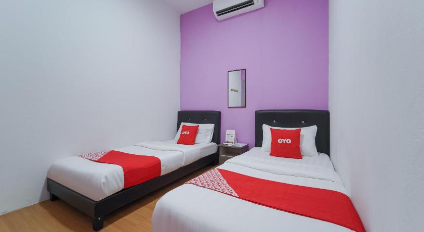 a hotel room with two beds and two lamps, OYO 89982 Familia motel in Kangar