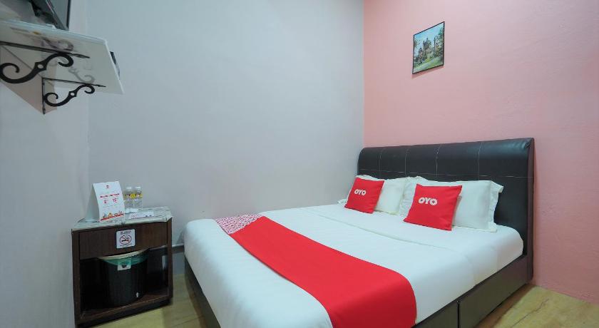 a hotel room with two beds and a lamp, OYO 89982 Familia motel in Kangar