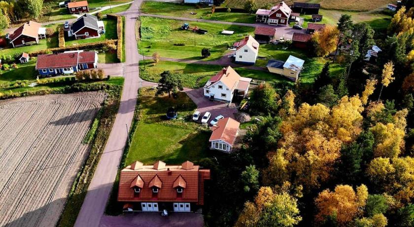 Nybyggd stuga intill skogsbrynet - New built cottage next to the cowberry forest photo
