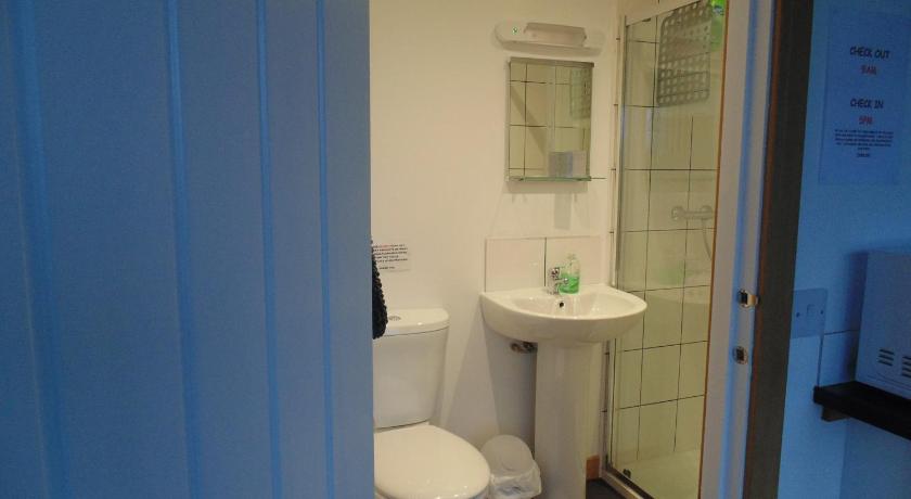 a bathroom with a toilet, sink, and shower, Lampay Chalets in Dunvegan