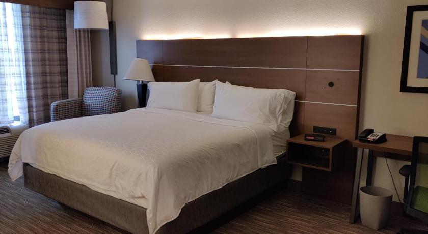 Holiday Inn Express Hotel & Suites Dallas Fort Worth Airport South