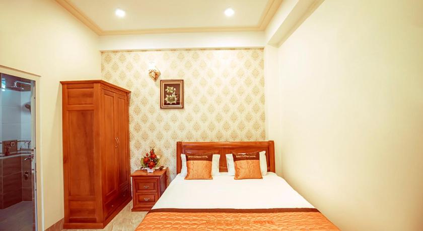 a bedroom with a bed and a table, Bao Cuong Hotel in Quy Nhon (Binh Dinh)