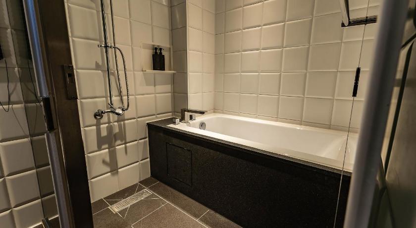 Image of Quadruple Room with Bathtub 7