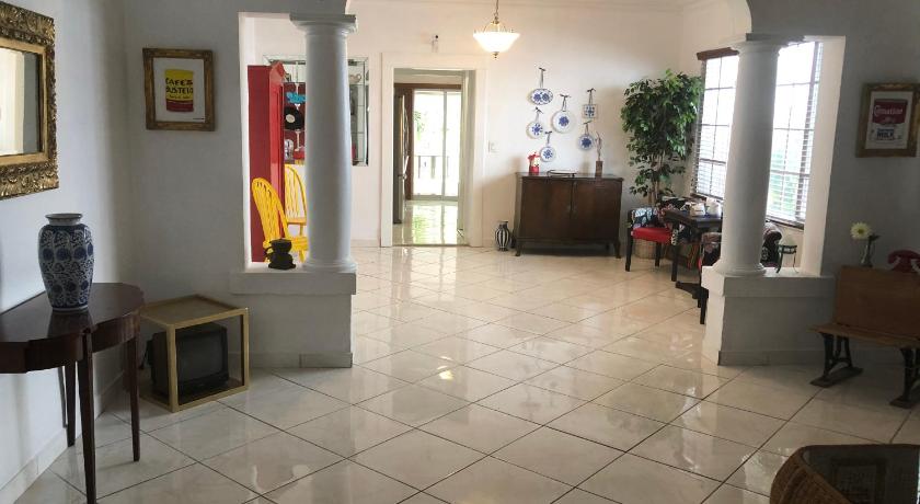 V - Private Room in the Heart of Calle Ocho (Ap 1) photo