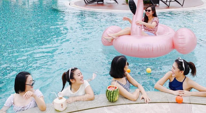 people sitting on top of a pool of water, Eastin Thana City Golf Resort Bangkok [Bangkok] in Bangkok