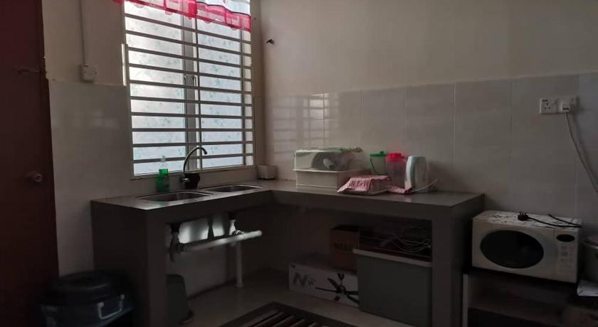 a kitchen with a sink, microwave and a window, Villa Pulai Indah Temerloh in Temerloh