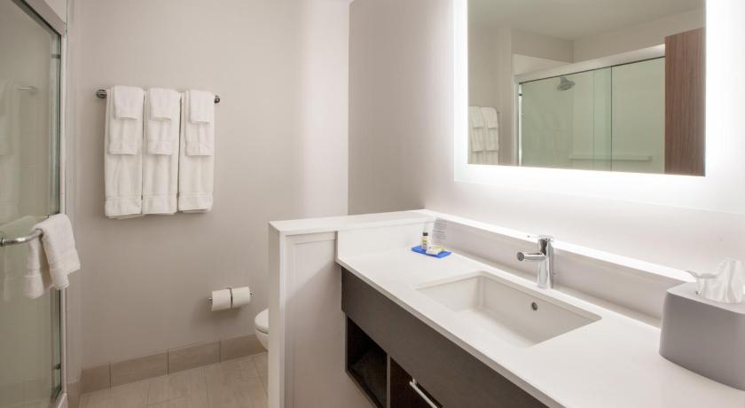 Holiday Inn Express & Suites Windsor East – Lakeshore, an IHG Hotel