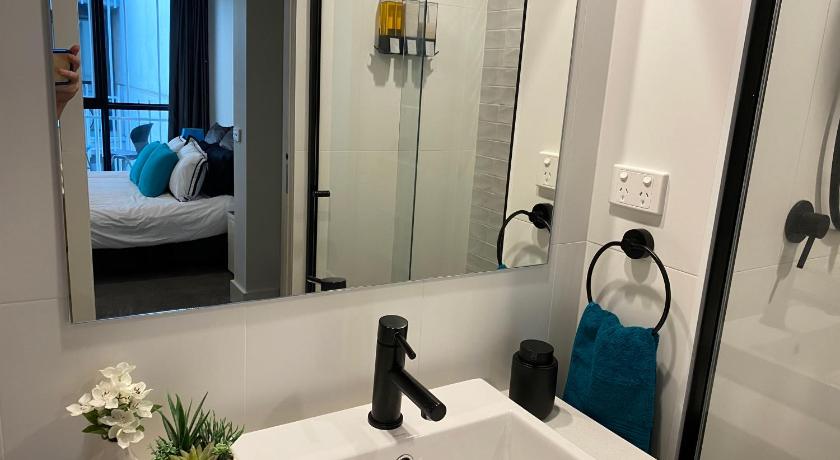 The Gallery Luxe 1 BR Executive Apartment in the heart of Braddon Wine Secure Parking WiFi photo