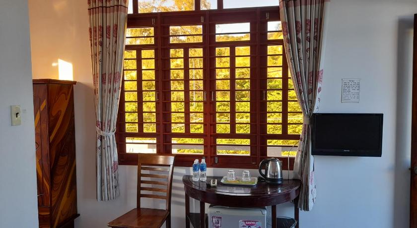 a room with a table and chairs and a window, Minh Ngoc Guest House Mui Ne in Phan Thiet