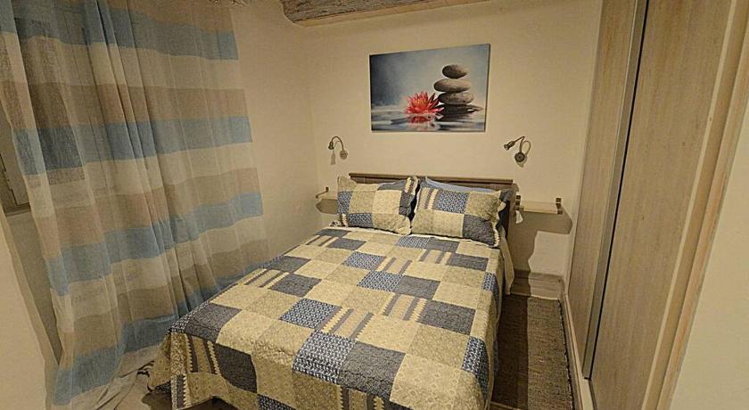Maginhawang maliit na modernong-rustikong apartment sa Corfu center.