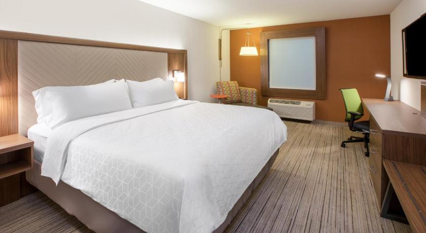 Holiday Inn Express & Suites Las Vegas - E Tropicana