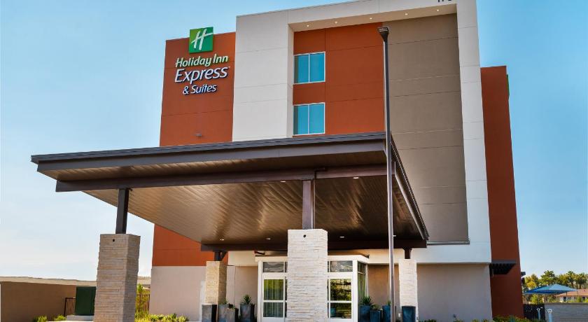 Holiday Inn Express & Suites Las Vegas - E Tropicana