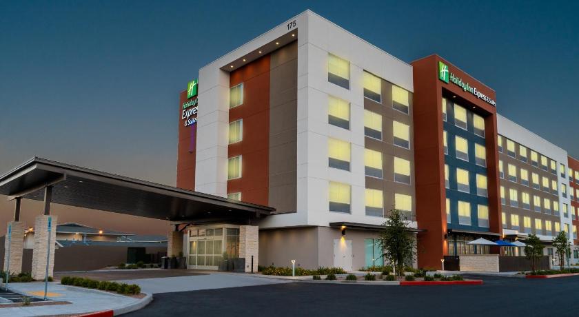 Holiday Inn Express & Suites Las Vegas - E Tropicana