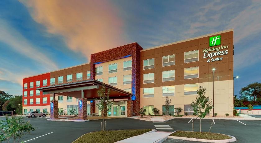 Holiday Inn Express & Suites Roanoke - Civic Center photo