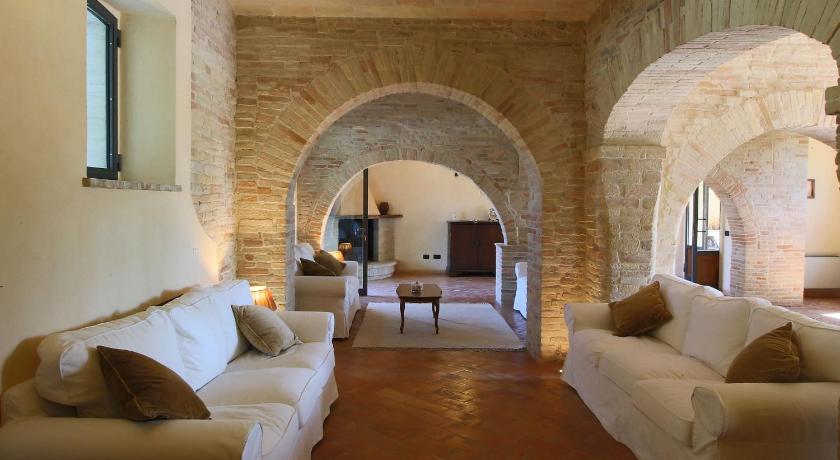 Umbrian Mansion Surrounded by Vineyards - image 2