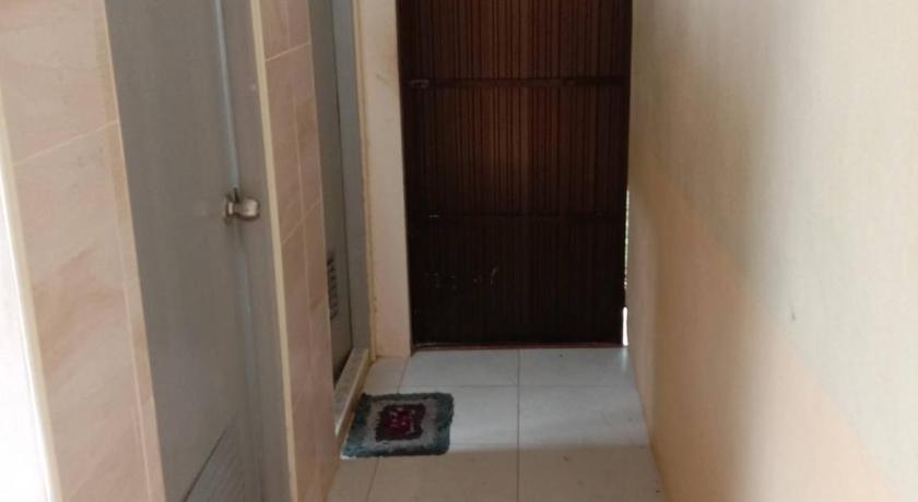 a hallway with a door leading to a bathroom, เกาะลิบงซันไรส์ โฮมสเตย์ Koh libong sunrise Homestay in Trang