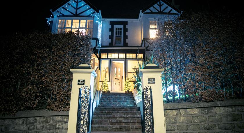 ヘイスティングス NORTHRISE RETREAT 3つ星 ホテル プール