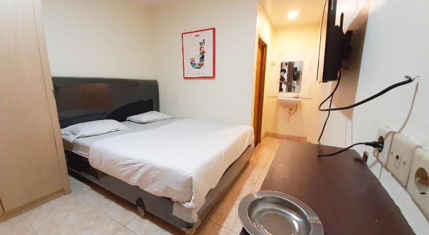 a hotel room with a bed and a desk, OYO 868 Wisma Berkat Near Patria Hospital IKKT in Jakarta
