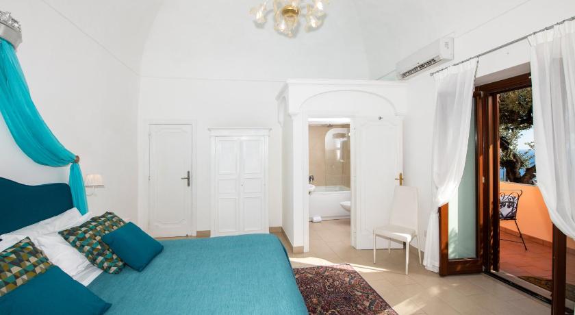 a room with a bed, a toilet and a window, Hotel Villa Gabrisa in Positano