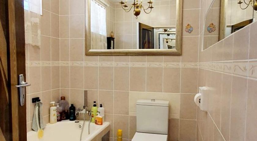 a bathroom with a sink, toilet and tub, Hyswan Self Catering Guesthouse in Johannesburg