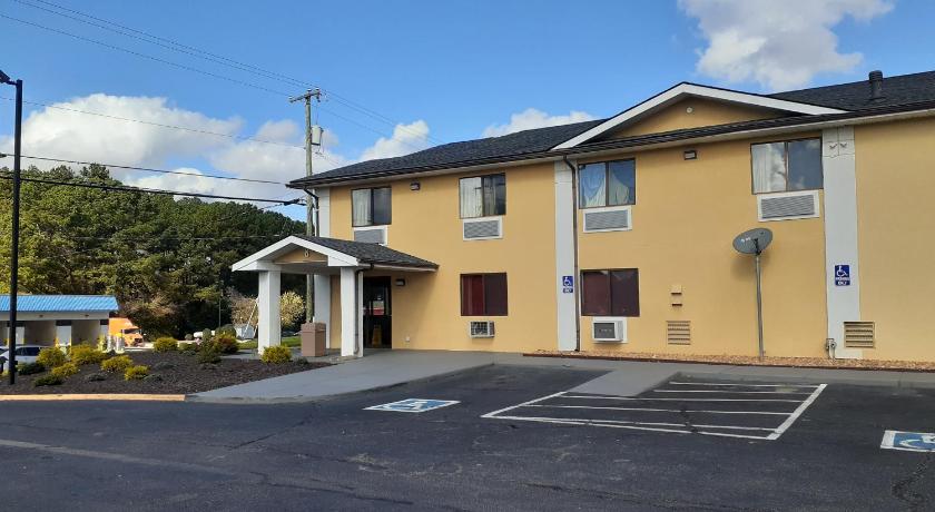 Super 8 By Wyndham Farmville photo