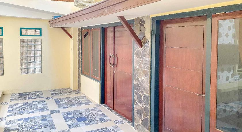 Tini's Guest House Malang Mitra RedDoorz – Malang, MO