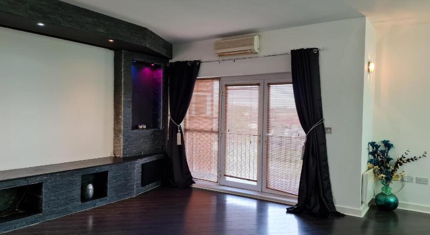 Stockton Heights, Warrington, Centrally Located Between Town Centre and Stockton Heath, High Speed W photo