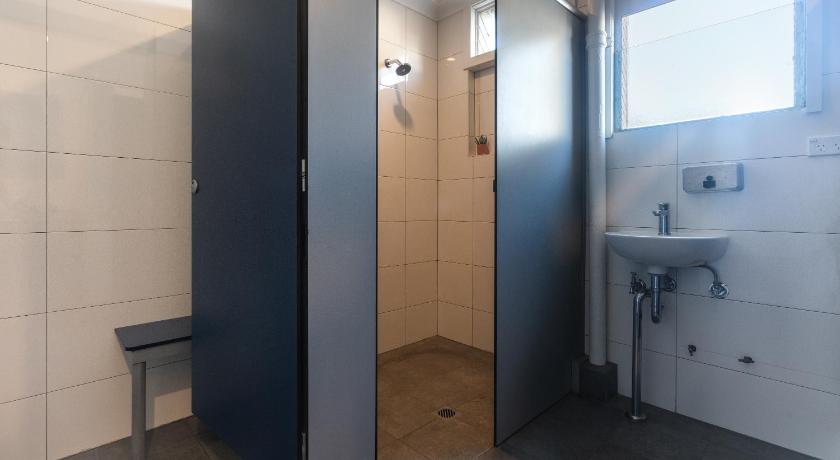 a bathroom with two sinks and a toilet, Highfield Private Hotel in Sydney