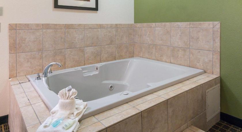 Clarion Inn & Suites Weatherford South