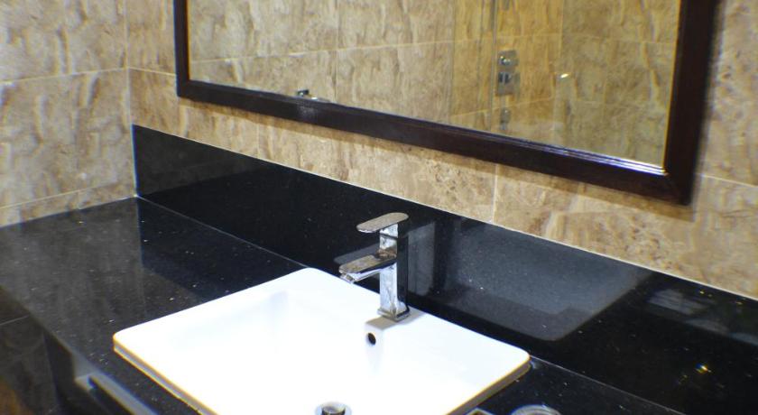 a bathroom with a sink, mirror, and bathtub, VIP Hotel in Segamat