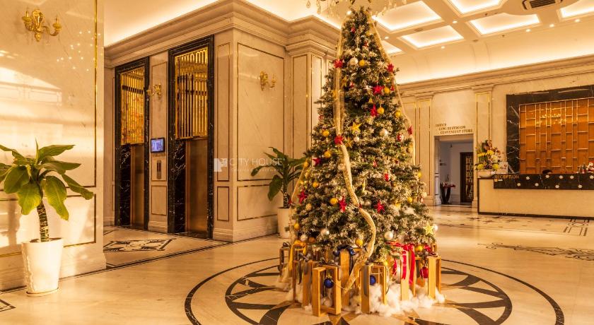 a large christmas tree in a large room, CityHouse-Sonata Residence in Ho Chi Minh City