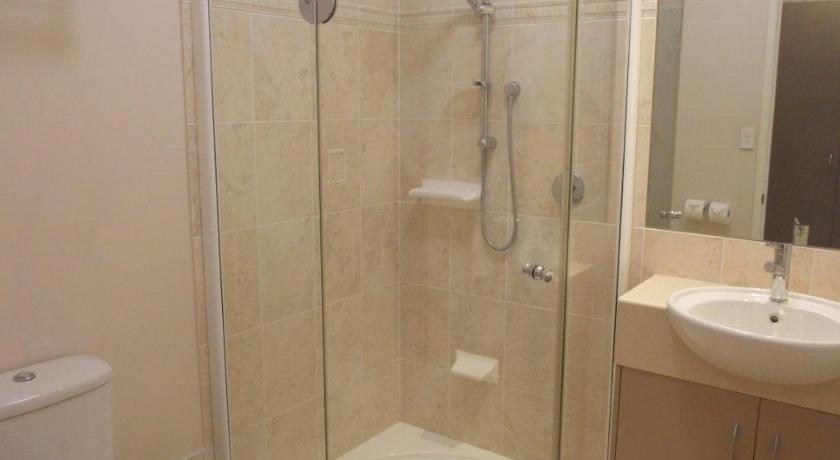 Emerald Executive Apartments photo