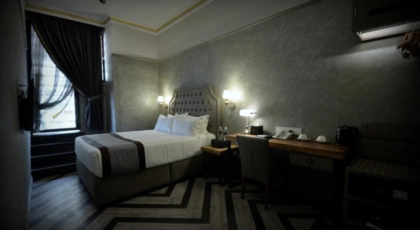 Image of Premier Queen Room with Balcony 0