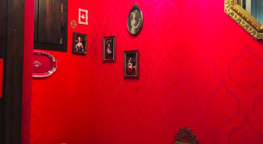 C R inn photo