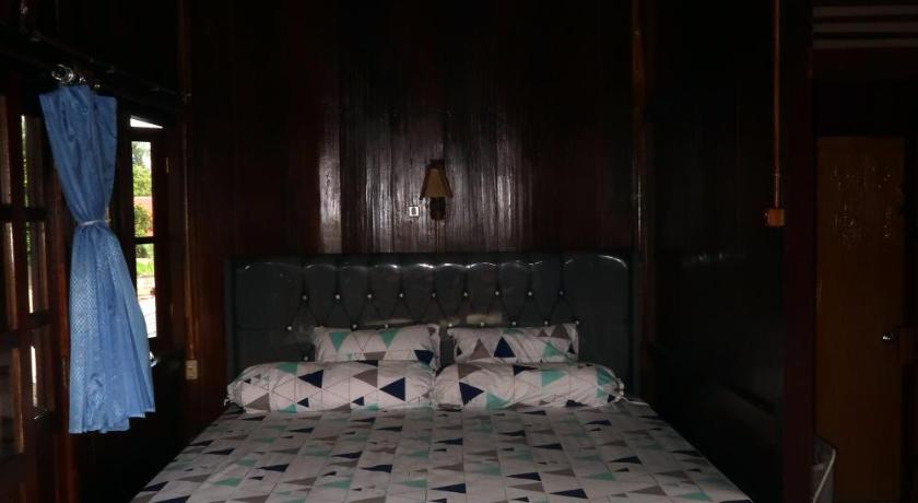 a bed room with two beds and a table, Arya Surf Camp in Pelabuhan Ratu