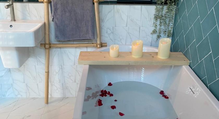Image of Triple Room with Bath 15