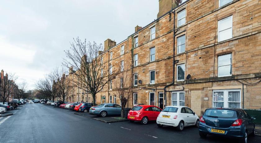 a city street filled with lots of parked cars, Stylish and Comfortable City Centre Apartment in Edinburgh