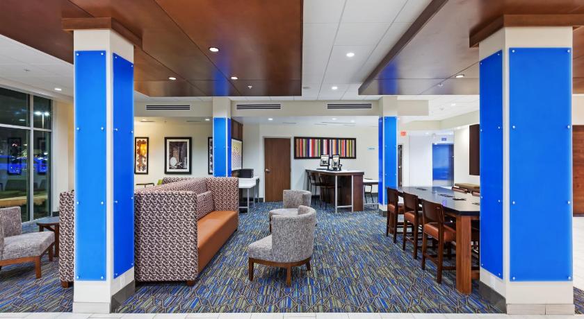 Holiday Inn Express & Suites Tulsa South - Woodland Hills photo