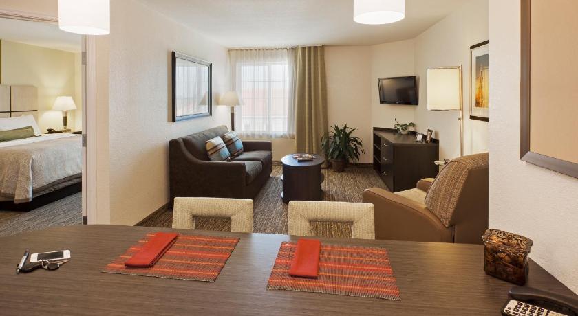 a living room filled with furniture and a tv, Candlewood Suites Ocala I-75 in Ocala (FL)