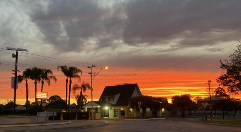 Alexander Motor Inn photo