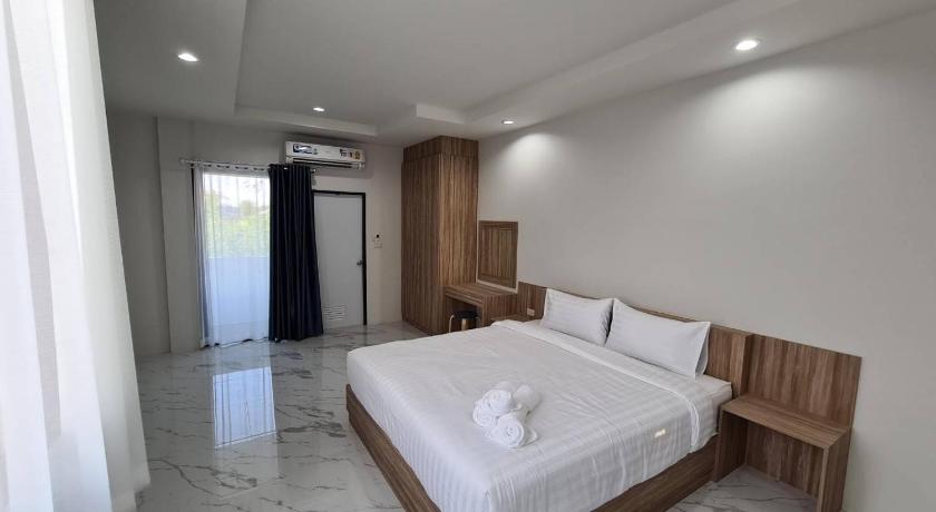Image of Deluxe King Room 3