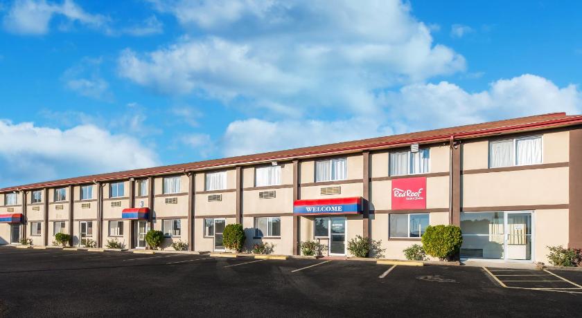 Red Roof Inn & Suites Wapakoneta photo
