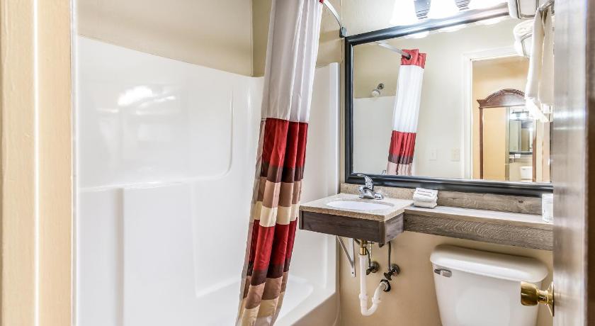 Red Roof Inn & Suites Wapakoneta photo