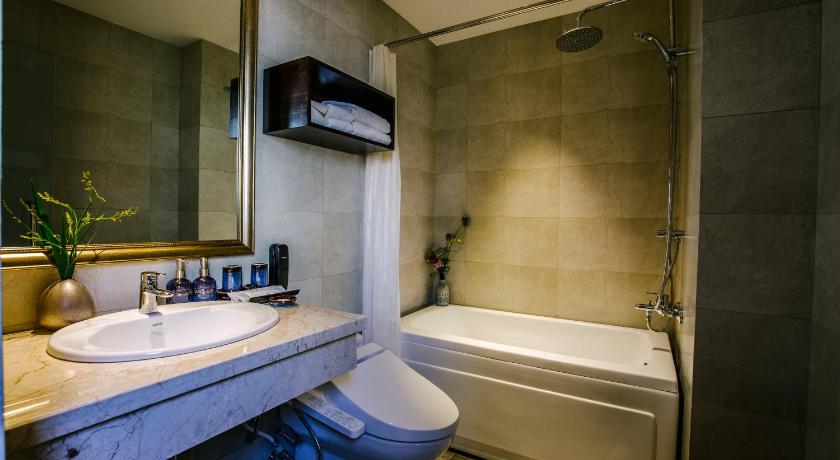 a bathroom with a sink, toilet and bathtub, Roseland Sweet Hotel & Spa in Ho Chi Minh City