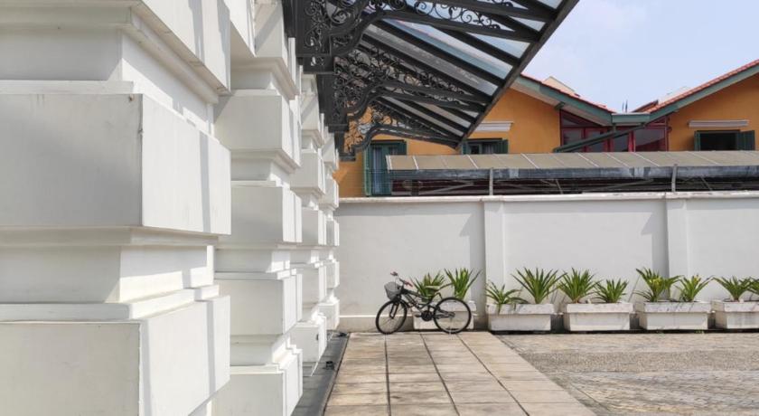 a building with a lot of windows on it, Chulia Heritage Hotel in Penang