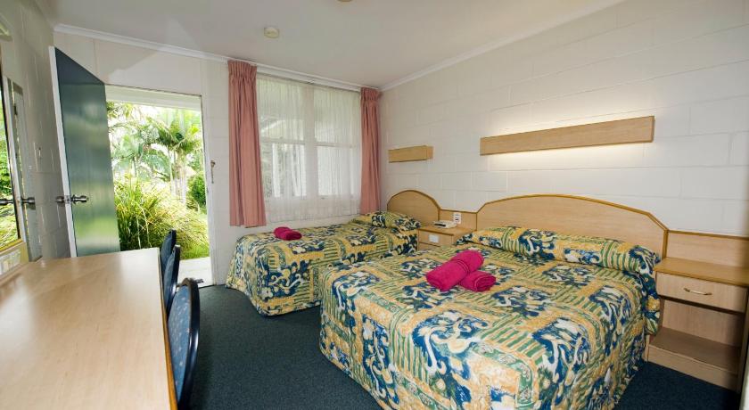 Colonial Court Motor Inn photo