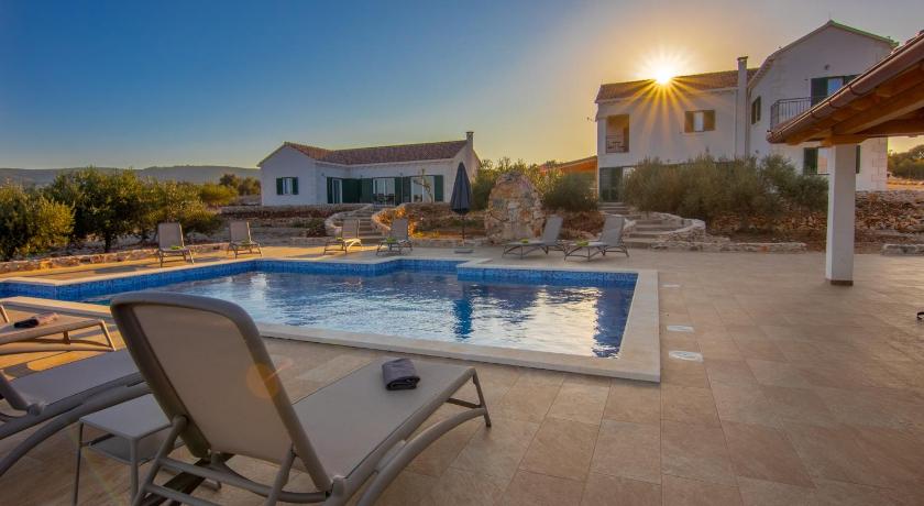 Villa Luisa Pucisca Insel Brac Kroatien- Pool, Grill, Kamin — Hotel in Split