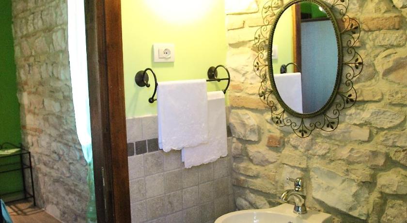 a bathroom with a toilet, sink and mirror, Agriturismo Ca Sorci in Pergola (Urbino)