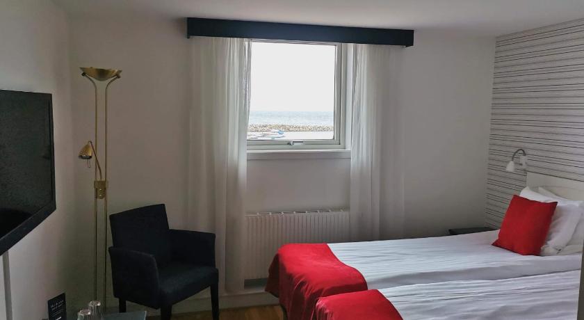 Image of Standard Twin Room with Sea View - Non-Smoking 4